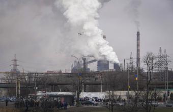 Οι Ρώσοι άρχισαν ξανά τους βομβαρδισμούς στο εργοστάσιο Αζοφστάλ στη Μαριούπολη, λέει το Κίεβο 