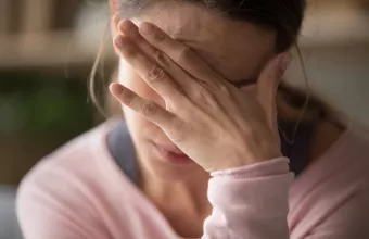 Γιατί νιώθουμε τύψεις όταν παραιτούμαστε από μία σχέση ή μία δουλειά;