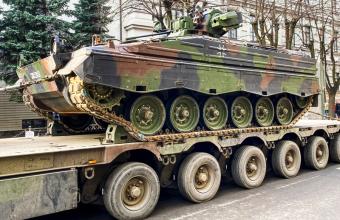 Το Βερολίνο «ανοιχτό» στην αποστολή βαρέων όπλων στην Ουκρανία μετά τις επικρίσεις