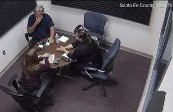 Η στιγμή που ο Άλεκ Μπάλντουιν μαθαίνει ότι η  Χαλίνα Χάτσινς είναι νεκρή- Δείτε βίντεο