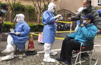 Δυστοπία στη Σανγκάη: Κρεβάτια εκστρατείας και ψωμί για πρωινό στα «στρατόπεδα» καραντίνας 