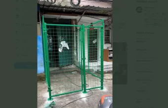 Εικόνες παράνοιας στη Σανγκάη: Υψώνουν φράχτες στα σπίτια για να μη βγαίνουν έξω οι κάτοικοι 