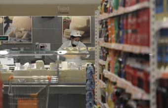 Ακρίβεια: «Ψαλίδι» στις αγορές σε σούπερ μάρκετ, για 5 στους 10 Έλληνες