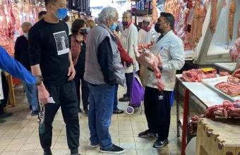 Αυξημένη η κίνηση στη Βαρβάκειο – Από 7 έως 10 ευρώ αρνιά και κατσίκια