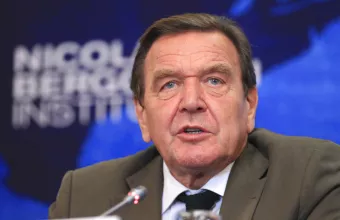 Γερμανία: Περιορίζουν τα προνόμια του πρώην καγκελάριου Γκέρχαρντ Σρέντερ