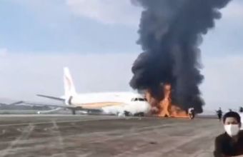 Τρόμος για 113 επιβάτες στην Κίνα: Το αεροσκάφος βγήκε από το διάδρομο και πήρε φωτιά (βίντεο)
