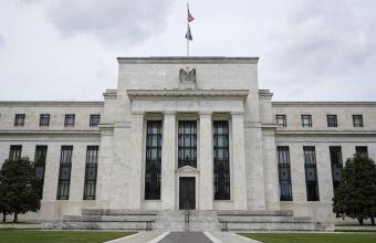 Η μείωση των επιτοκίων «θα πρέπει να περιμένει», λέει ο επικεφαλής της Fed