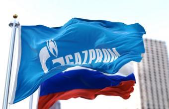 Σημαία με το λογότυπο της Gazprom δίπλα σε ρωσική σημαία.