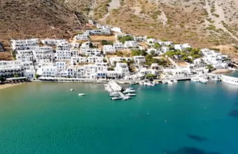 Οι πανέμορφες Καμάρες της Σίφνου με τη χρυσαφένια παραλία-Δείτε βίντεο