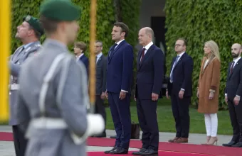 Μακρόν από Βερολίνο: Νέες κυρώσεις σε βάρος της Ρωσίας- Θα συνεχίσουμε να παρέχουμε στρατιωτική βοήθεια στη Ουκρανία 