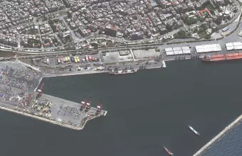 Εικόνα από δορυφόρο με ρωσικό πλοίο να μεταφέρει κλεμμένα ουκρανικά σιτηρά από την Κριμαία στη Συρία