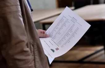 ΠΑΣΟΚ-ΚΙΝΑΛ: Εκπλήξεις στις κάλπες της Θεσσαλονίκης - Ψήφισαν Χρυσόγονος - Αδάμου