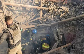 Ουκρανία: 60 εγκλωβισμένοι και 2 νεκροί στο σχολείο που βομβάρδισαν οι Ρώσοι - Ανησυχία για την 9η Μαΐου