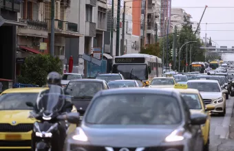 Κίνηση τώρα: Από μία λωρίδα η κυκλοφορία στην Καλλιρρόης λόγω πυρκαγιάς σε όχημα - Μποτιλιάρισμα στην άνοδο της Συγγρού