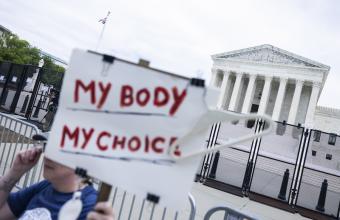 ΗΠΑ: Η κυβέρνηση προσφεύγει στο Ανώτατο Δικαστήριο για να διαφυλάξει την πρόσβαση στη φαρμακευτική άμβλωση