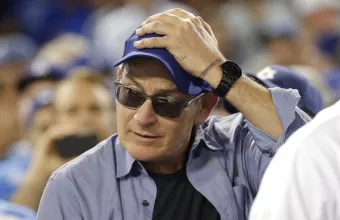 Charlie Sheen: Δημόσια συγγνώμη για ένα ξέσπασμα... 20 χρόνια μετά