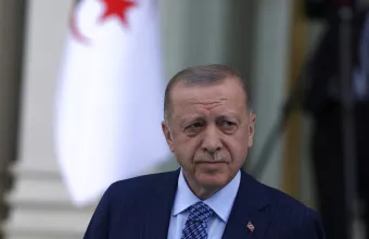 Ο Ερντογάν δηλώνει ότι θα συνεχίσει η μείωση των επιτοκίων, μολονότι ο πληθωρισμός έφτασε το 73,5%