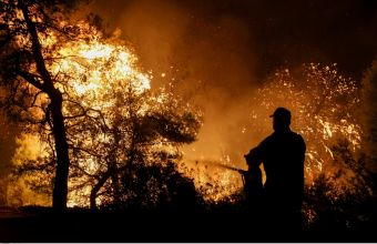 Αττική: Η εικόνα από τις φωτιές σε Σταμάτα και Κερατέα