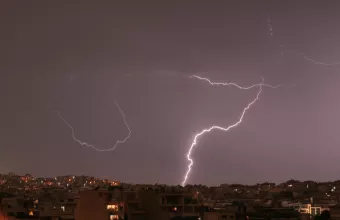 Κεραυνοί και καταιγίδες στην Αττική- Πώς θα εξελιχθεί η κακοκαιρία