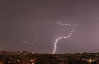 Κεραυνοί και καταιγίδες στην Αττική- Πώς θα εξελιχθεί η κακοκαιρία
