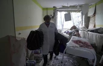 Νοσηλεύτρια στο κατεστραμμένο μαιευτήριο στη Μαριούπολη.