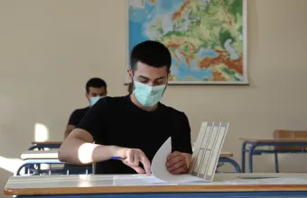 Υποψήφιοι κατά την πρώτη ημέρα των Πανελληνίων.