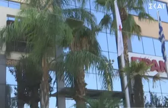 Στελέχη της ασφάλειας έχουν πάρει δακτυλικά αποτυπώματα και μελετούν το βίντεο του κλειστού κυκλώματος της δισκογραφικής.