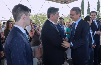 Ο πρωθυπουργός με τον σύζυγο της Φώφης Γεννηματά Ανδρέα Τσούνη και τον γιο της