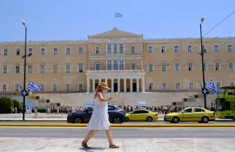 Γυναίκα με μάσκα μπροστά από τη Βουλή