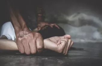 Υπόθεση Πατησίων: Γυναίκα καταγγέλει ότι την βίασε άντρας μπροστά στη σύντροφό του 