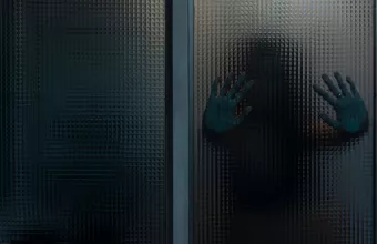 Δήμος Λαρισαίων: Σε ασφαλές περιβάλλον η 51χρονη που ζούσε για 42 χρόνια κλεισμένη σε σπίτι 