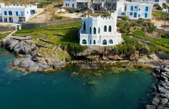 Τα δημοφιλή Λουτρά της Κύθνου και η γραφική Αγία Ειρήνη από ψηλά