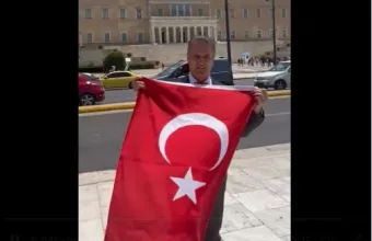 Τούρκος πολιτικός με σημαία μπροστά στη Βουλή