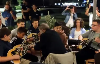 Ο υπέροχος Σταύρος Ξαρχάκος με τα παιδιά στη Σύρο