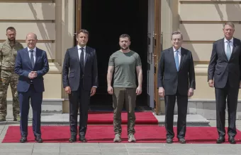 O Όλαφ Σολτς, ο Εμανουέλ Μακρόν, ο Βολοντίμιρ Ζελένσκι, ο Μάριο Ντράγκι και ο Κλάους Γιοχάνις 