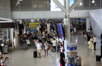 Τουρίστες στο αεροδρόμιο.