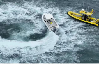 Επιβάτες βάρκας διασώθηκαν όταν πετάχτηκαν στο νερό από ρουφήχτρα