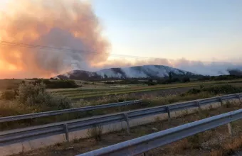  Η φωτιά καίει δάσος και κινείται νότια στις παρυφές του εθνικού πάρκου