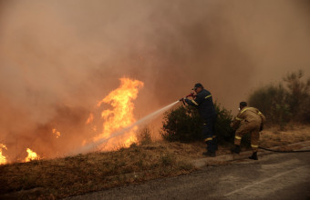 Κοντά σε κατοικημένη περιοχή η φωτιά στη Μαγνησία