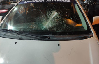 Θεσσαλονίκη: Πατέρας και γιός επιτέθηκαν σε περιπολικό - Τραυματίστηκαν αστυνομικοί