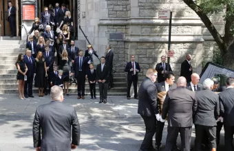 Παρόντες στην κηδεία ήταν ο Ντόναλντ Τραμπ με τη σύζυγό του Μελάνια, καθώς και τα τρία παιδιά της εκλιπούσης με τον πρώην πρόεδρο των ΗΠA