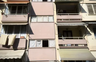 Δικαστική απόφαση βάζει όρια στα Airbnb στις πολυκατοικίες