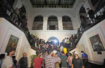 Διαδηλωτές στην προεδρική κατοικία στη Σρι Λάνκα  