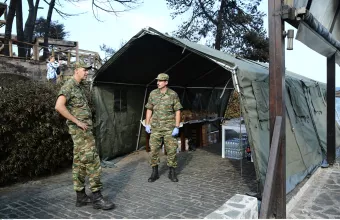 Φωτιά στην Πεντέλη: Σε επιφυλακή ισχυρές στρατιωτικές δυνάμεις 