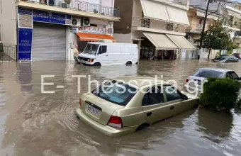 Πτώσεις δέντρων και πλημμυρισμένοι δρόμοι στον Βόλο