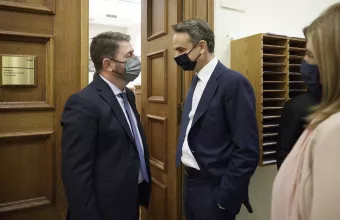 Ο Κυριάκος Μητσοτάκης και ο Νίκος Ανδρουλάκης 