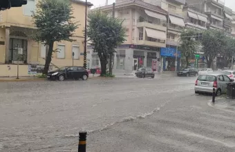 Kακοκαιρία: Αυτοκίνητο καταπλακώθηκε από δέντρο- Απεγκλωβίστηκε ο οδηγός