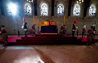 Σε λαϊκό προσκύνημα η σορός της βασίλισσας Ελισάβετ