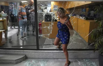 Λίβανος: Γυναίκα εισέβαλε σε τράπεζα για να πάρει μπλοκαρισμένες καταθέσεις 