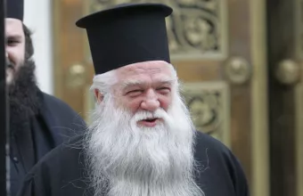 Αμβρόσιος κατά Πλεύρη για ανεμβολίαστους υγειονομικούς